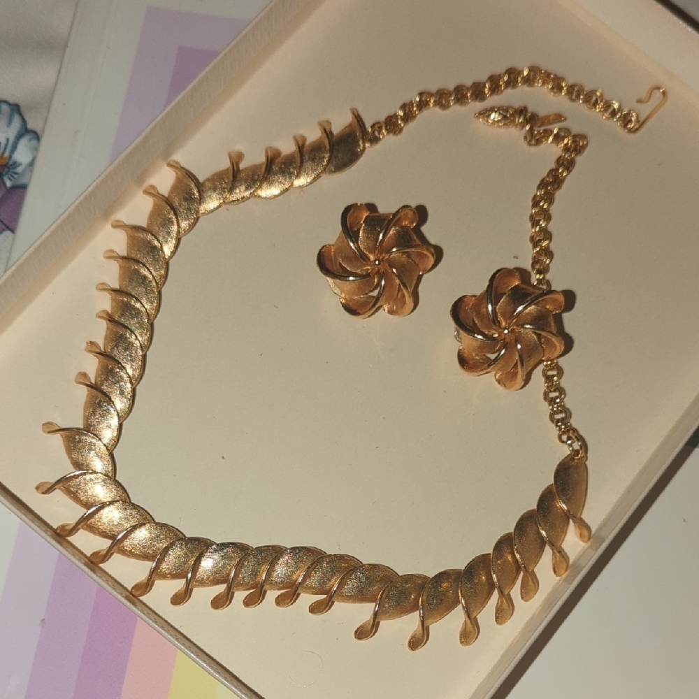 Mid-century Elizabeth Morrey Marked Gold Necklace and Earring Set